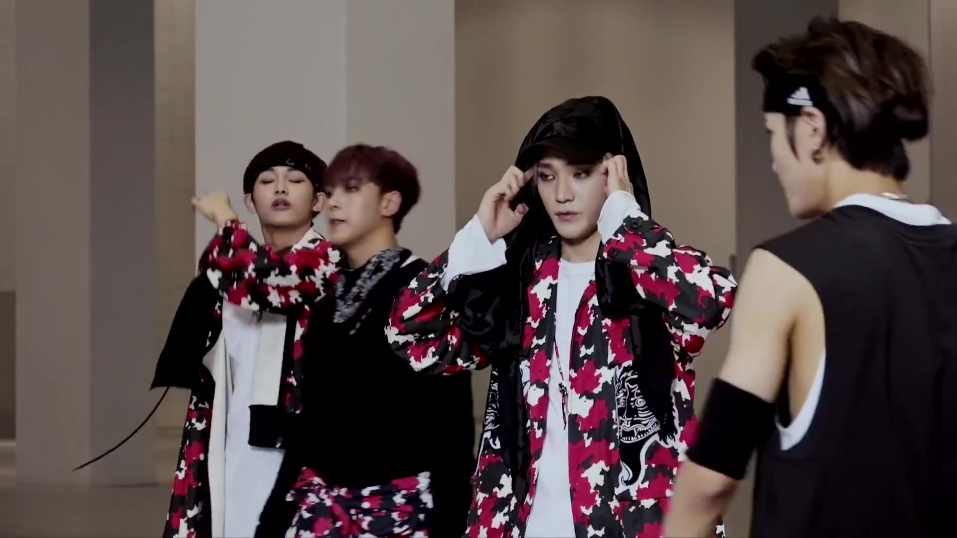 nct官方youtube频道公开了17年发布的歌曲《cherry bomb》mv拍摄花絮