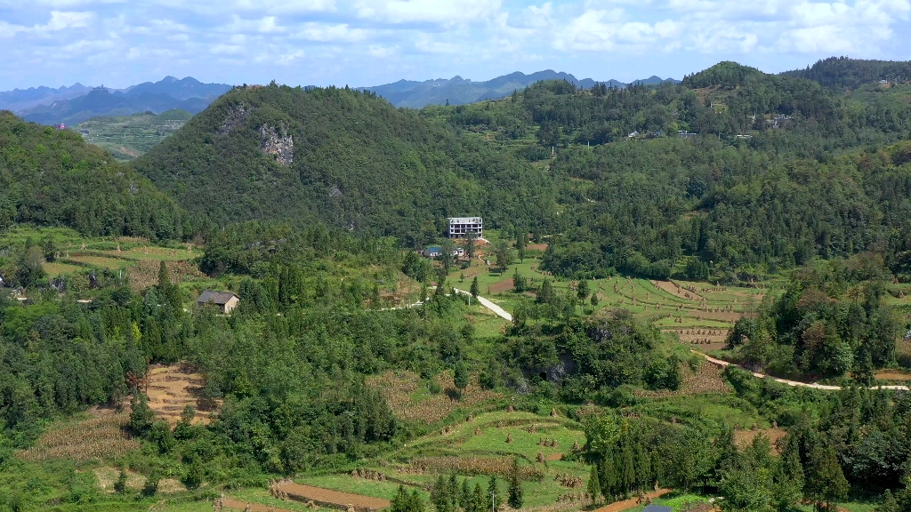 贵州大山里的人家,房子盖那么大,世外桃源一样的环境