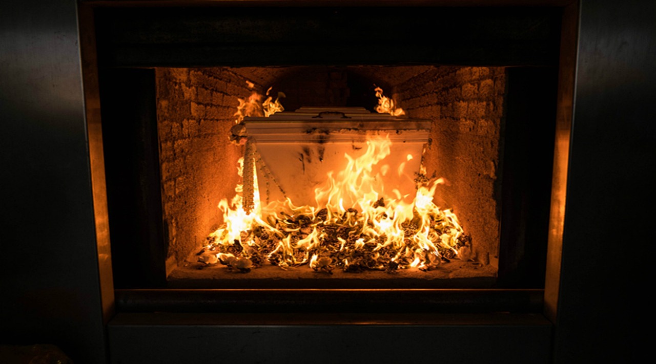 火葬场会把逝世的人烧成骨灰吗?