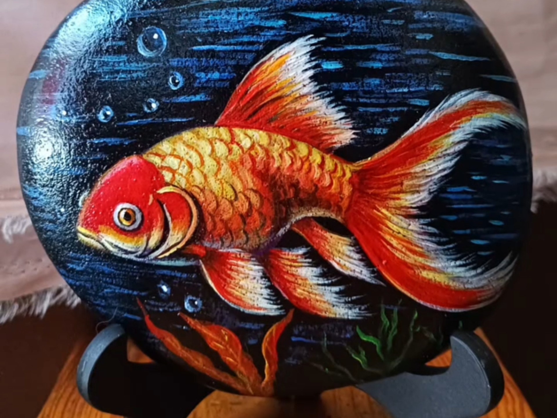 岩松石头画《小金鱼儿》