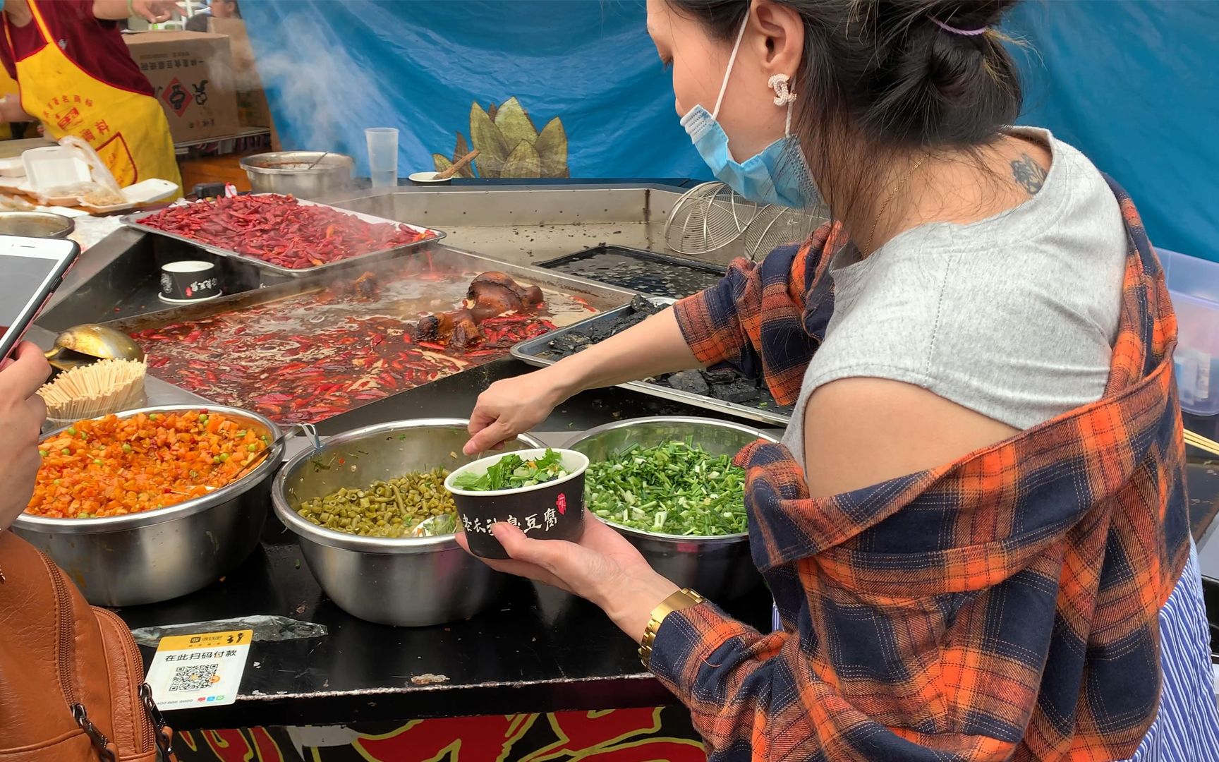 美女摆摊卖臭豆腐,硬生生卖到15元一份,却不够卖,忙到手发软