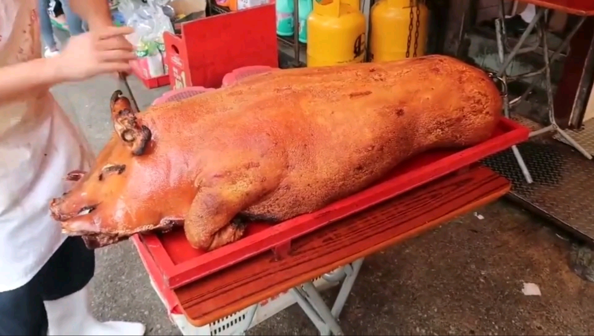 香港美食:剛出爐正宗脆皮燒豬,聽到師傅砍燒豬發出清脆