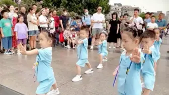 上海外滩最硬核带娃！1拖6武术表演引游客狂拍！老外高呼：Chinese功夫！