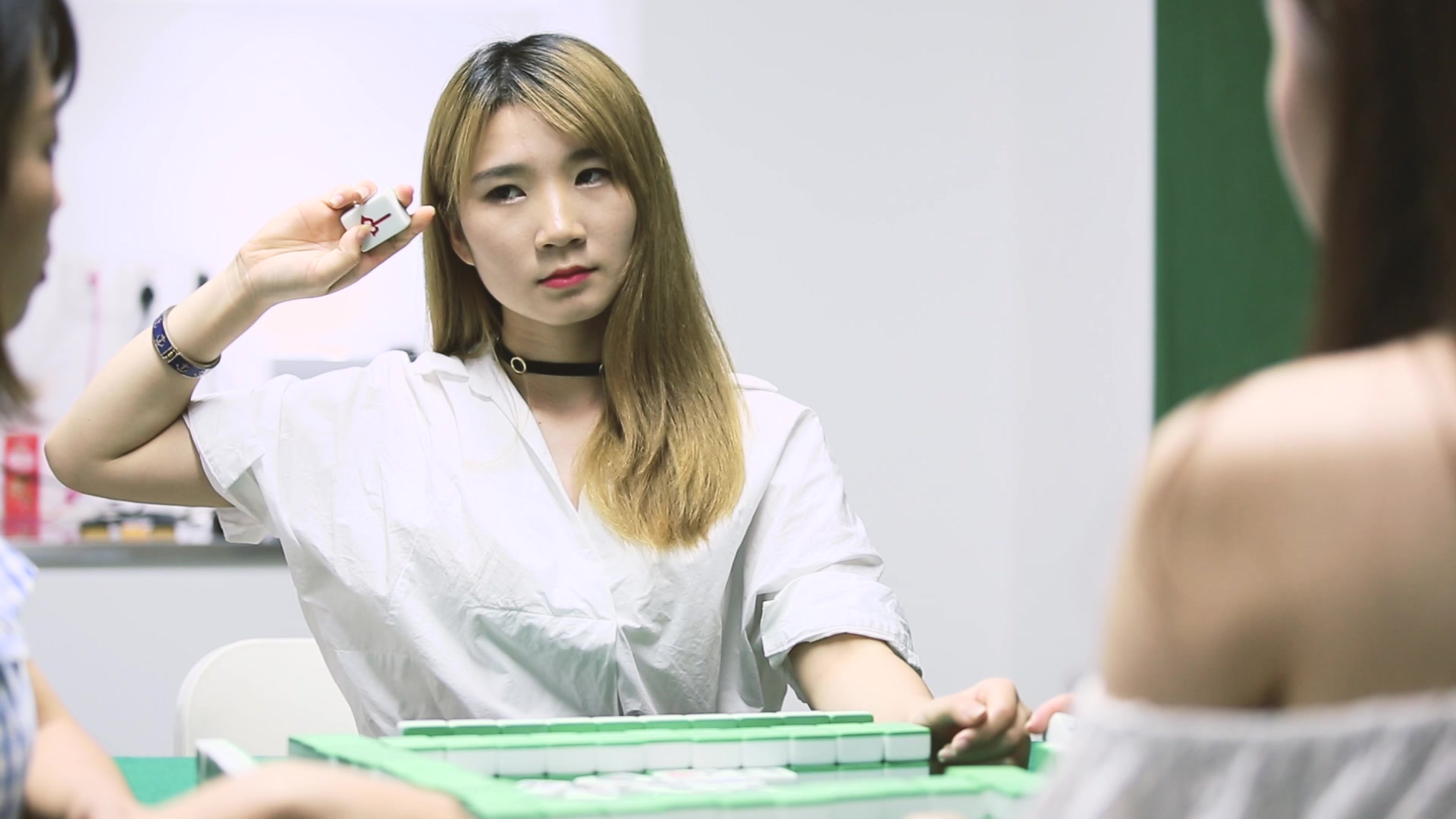 点赞 此视频为巧手猫棋牌官方宣传搞笑视频 视频内容为4个美女打麻将