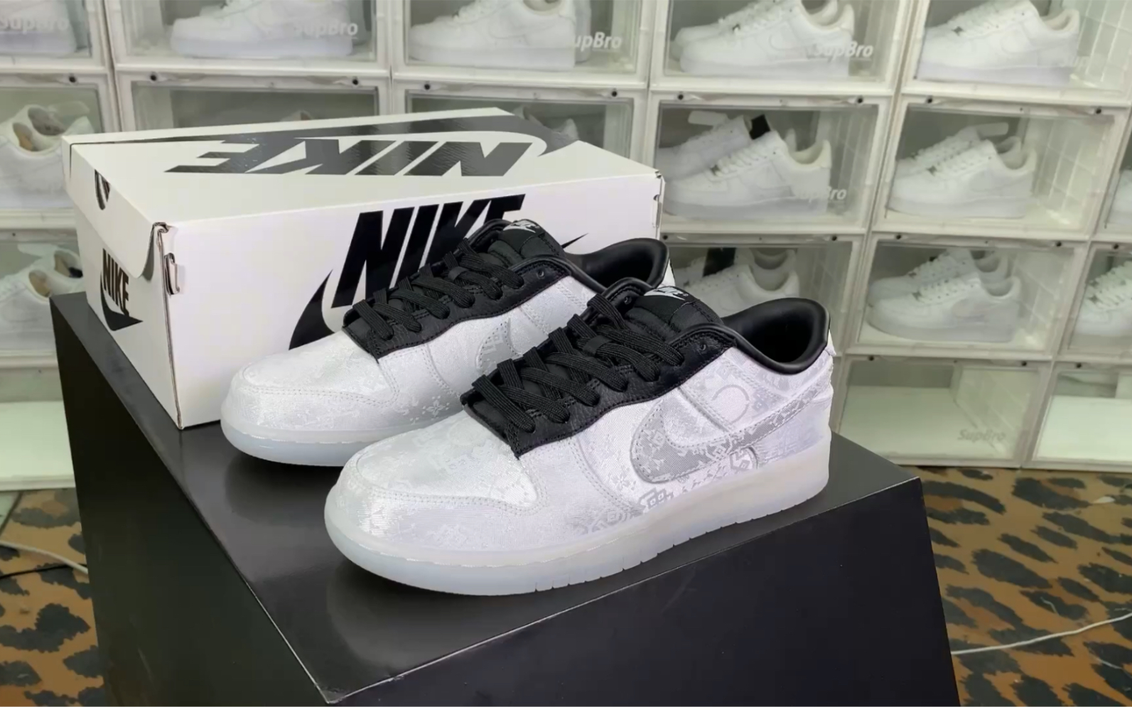 【权威实拍】nike dunk low 联名丝绸白黑刮刮乐