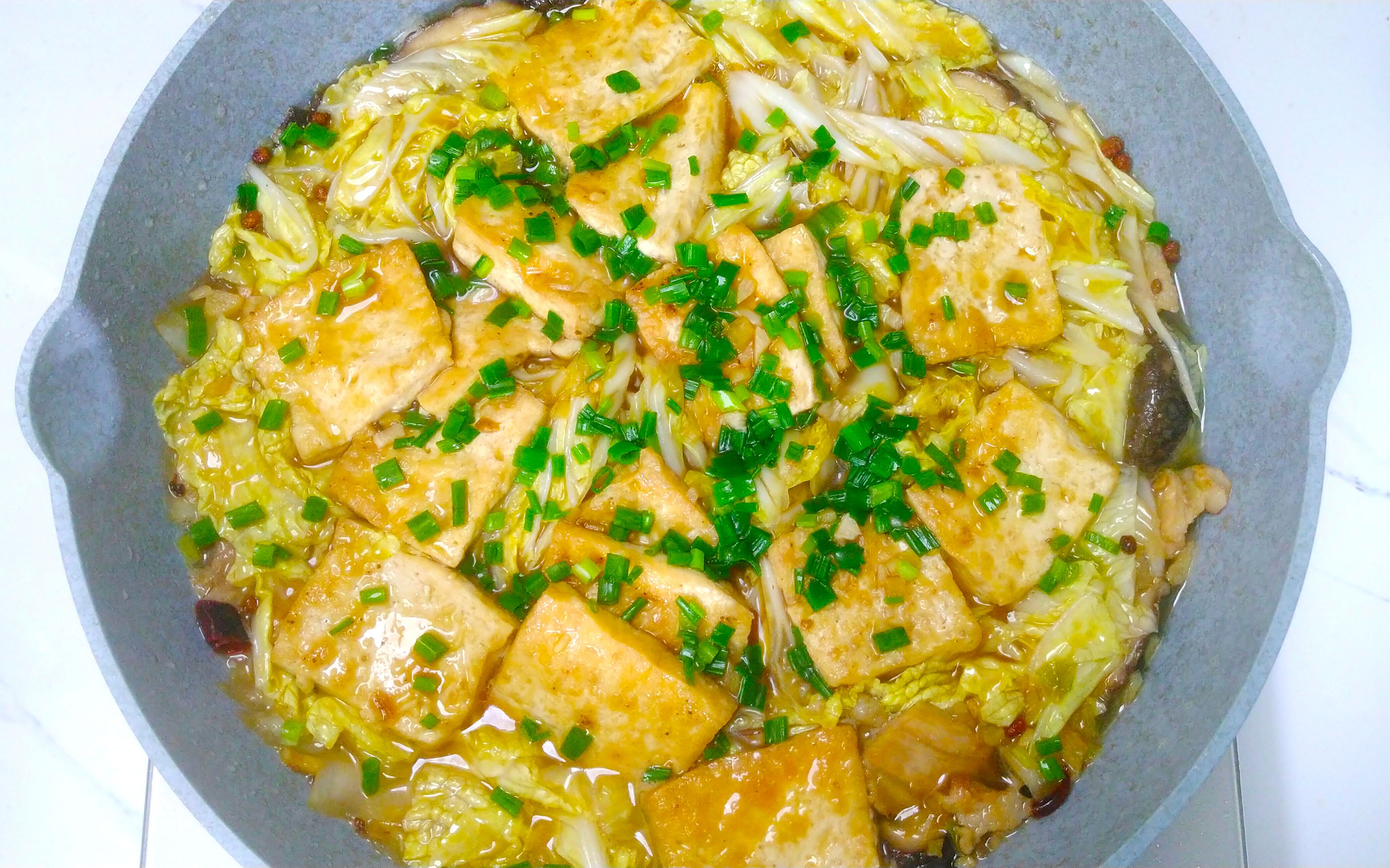 白菜香菇炖豆腐好吃的做法,味道鲜美营养丰富,我家一周吃五次