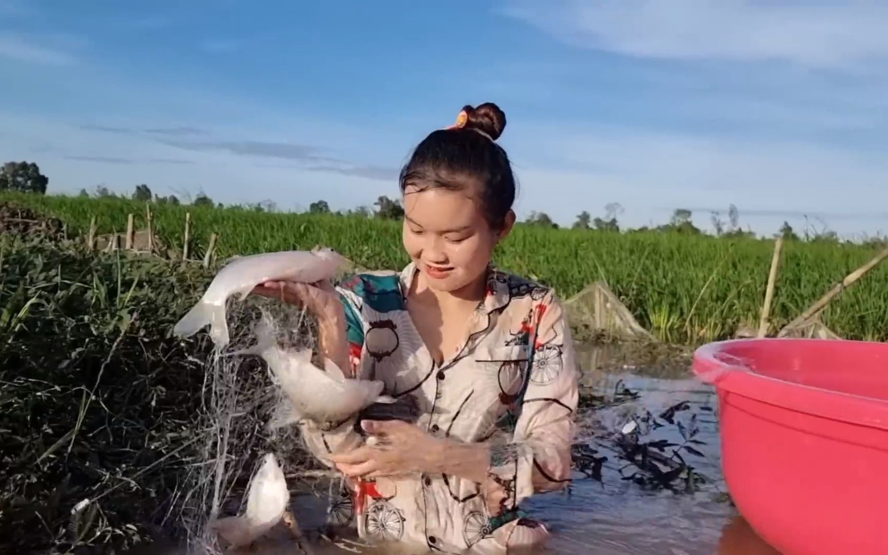 越南阿妹去河里捉鱼,玩的真欢乐_0003