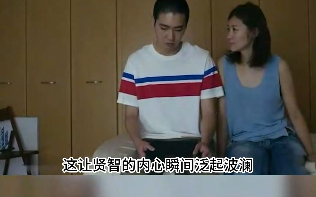 男子为了不影响车上的乘客,用一块布遮挡女友哔哩哔哩bilibili