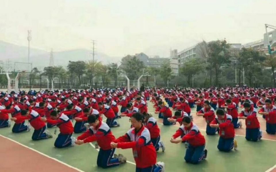 [图]学校让学生在操场集体下跪遭吐槽 校方回应：这在学习礼仪