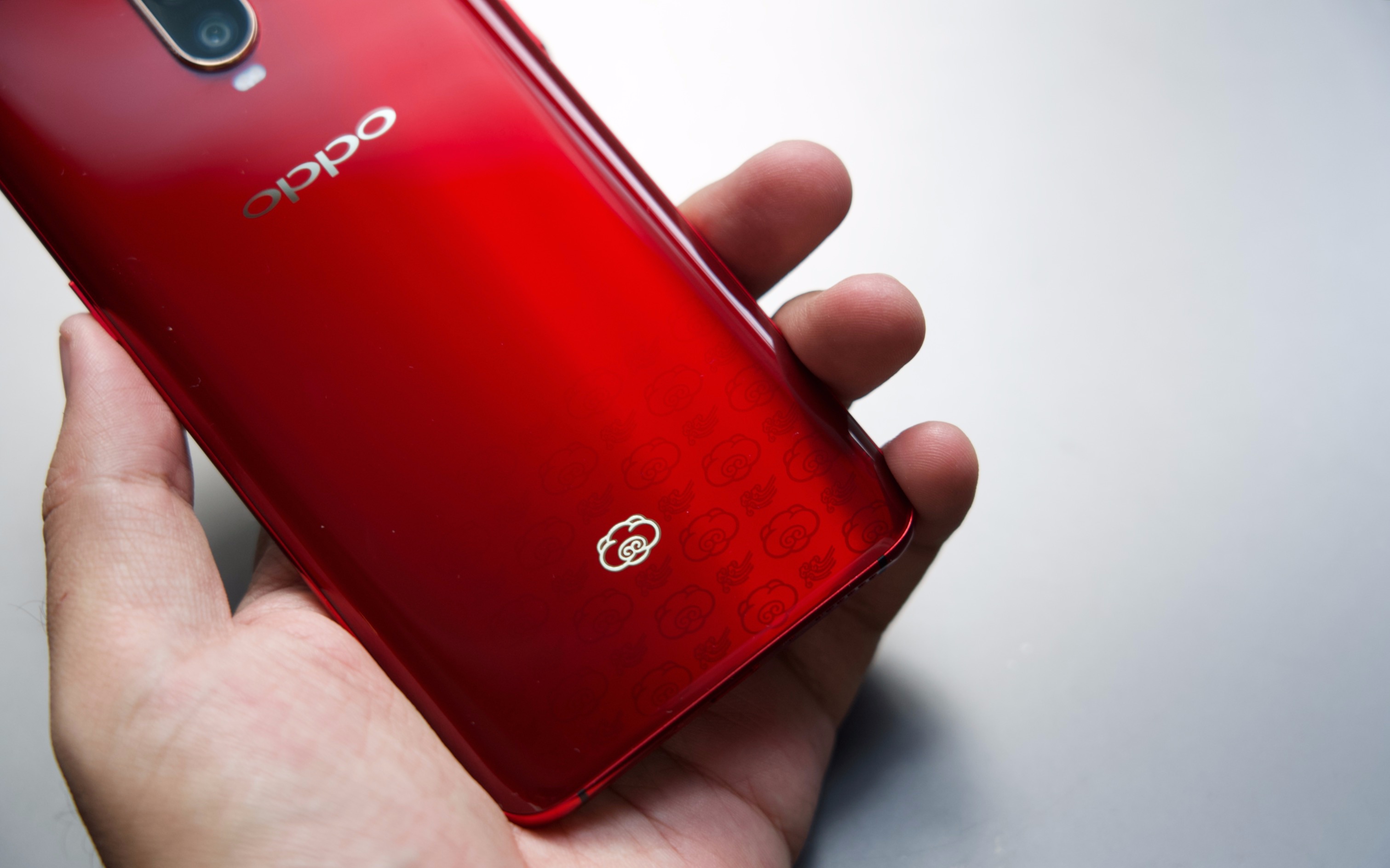 搞机零距离:OPPO R17&R17Pro新年版开箱 后盖上印了好多小猪