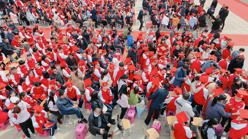 2月27日,云南会泽文渊中学举行首届成人礼暨中高考倒计时100天誓师