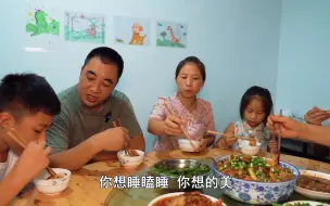 Download Video: 包立春带小聪卖猪肉，桃子姐做鱼片五花肉，一家人吃完饭打谷子