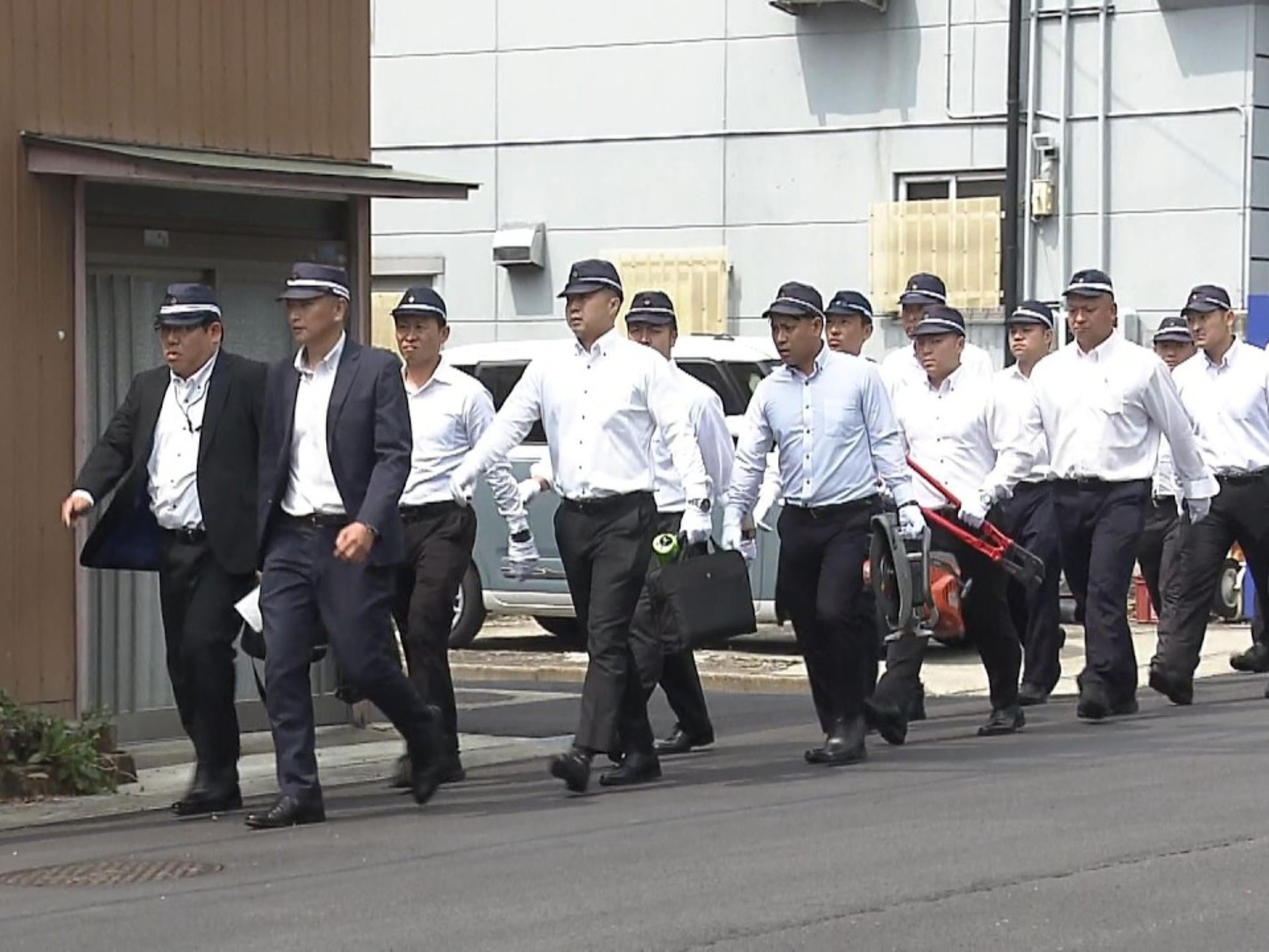 日本黑帮山口组光天化日到邻居家抢劫,携带电锯钳子不开门用脚踹