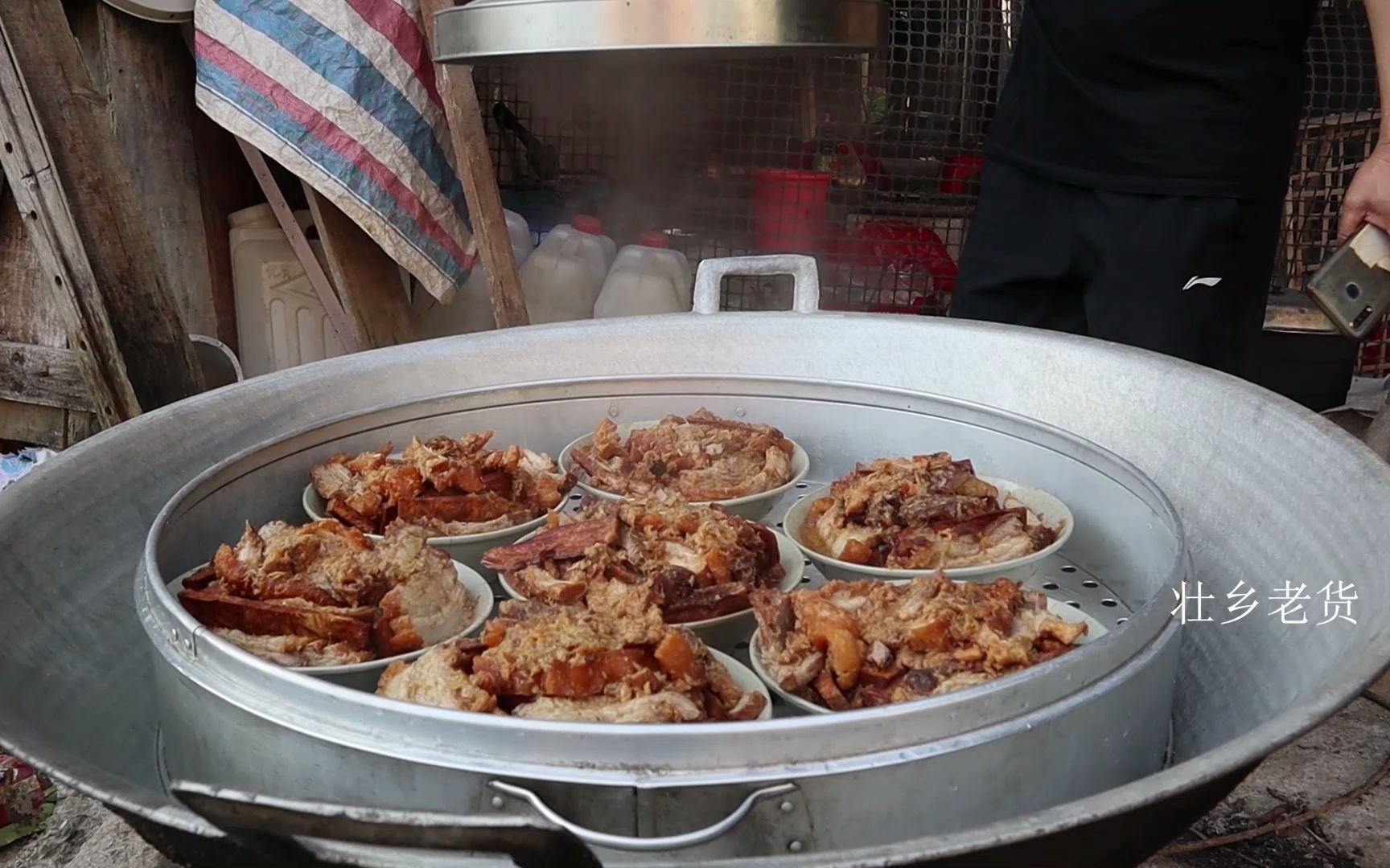 壮族小伙第一次去见未来岳父岳母,提着大包小包,场面太有趣了!