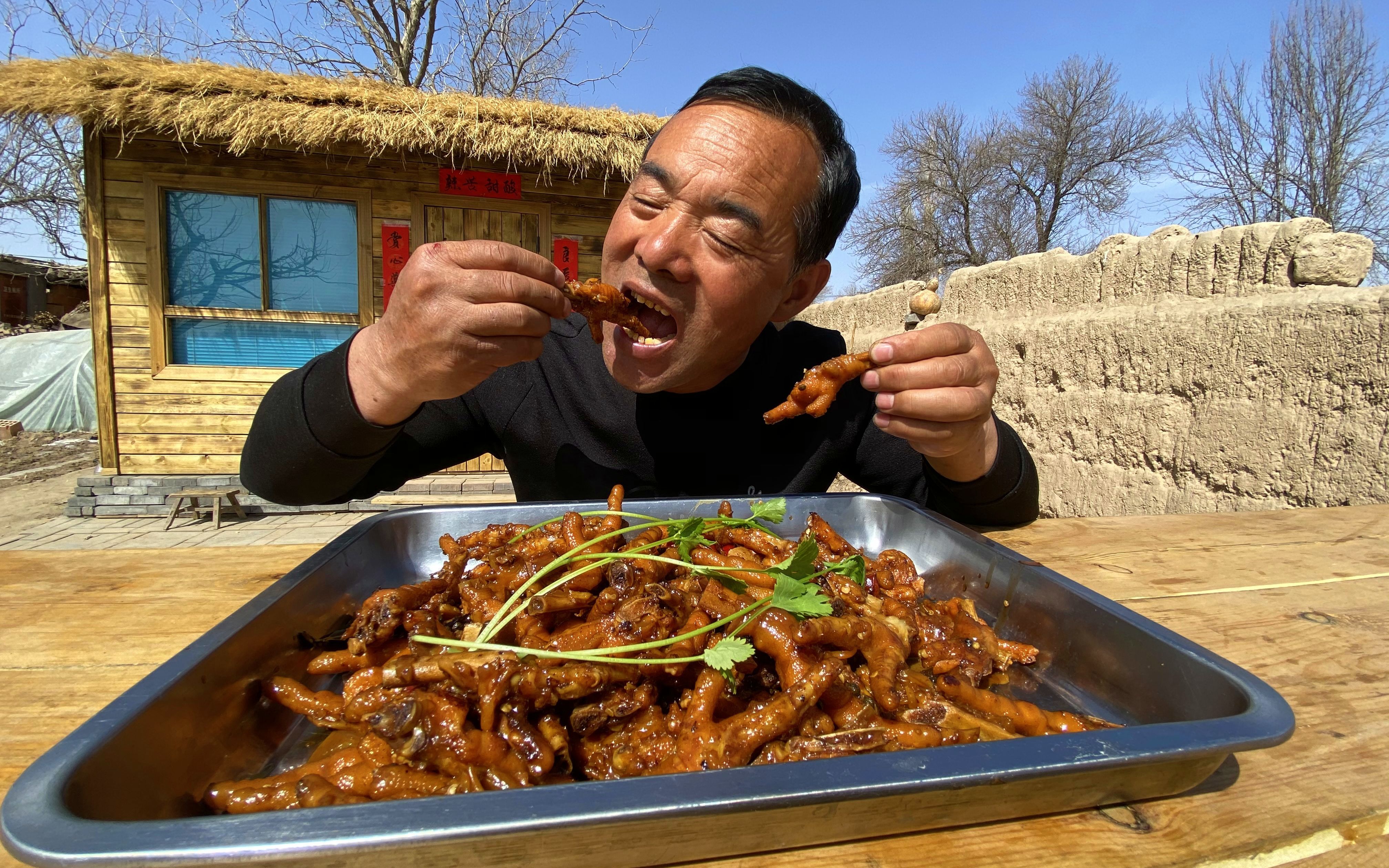 食叔爱啃鸡爪子,一口气红烧5斤多,20秒啃一个,这