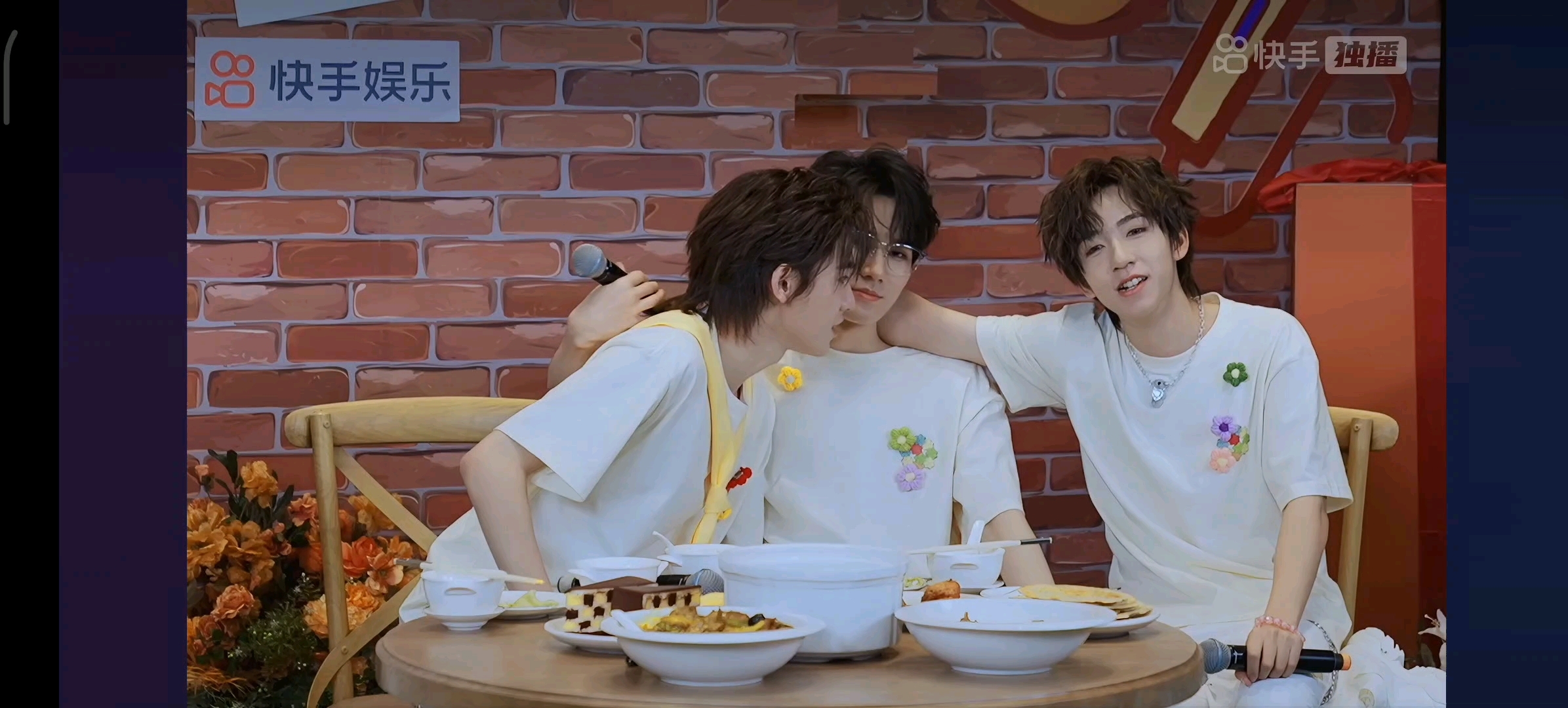 差点以为宋亚轩吻上张真源了,突然小贺也加入,以为三个人亲一起了