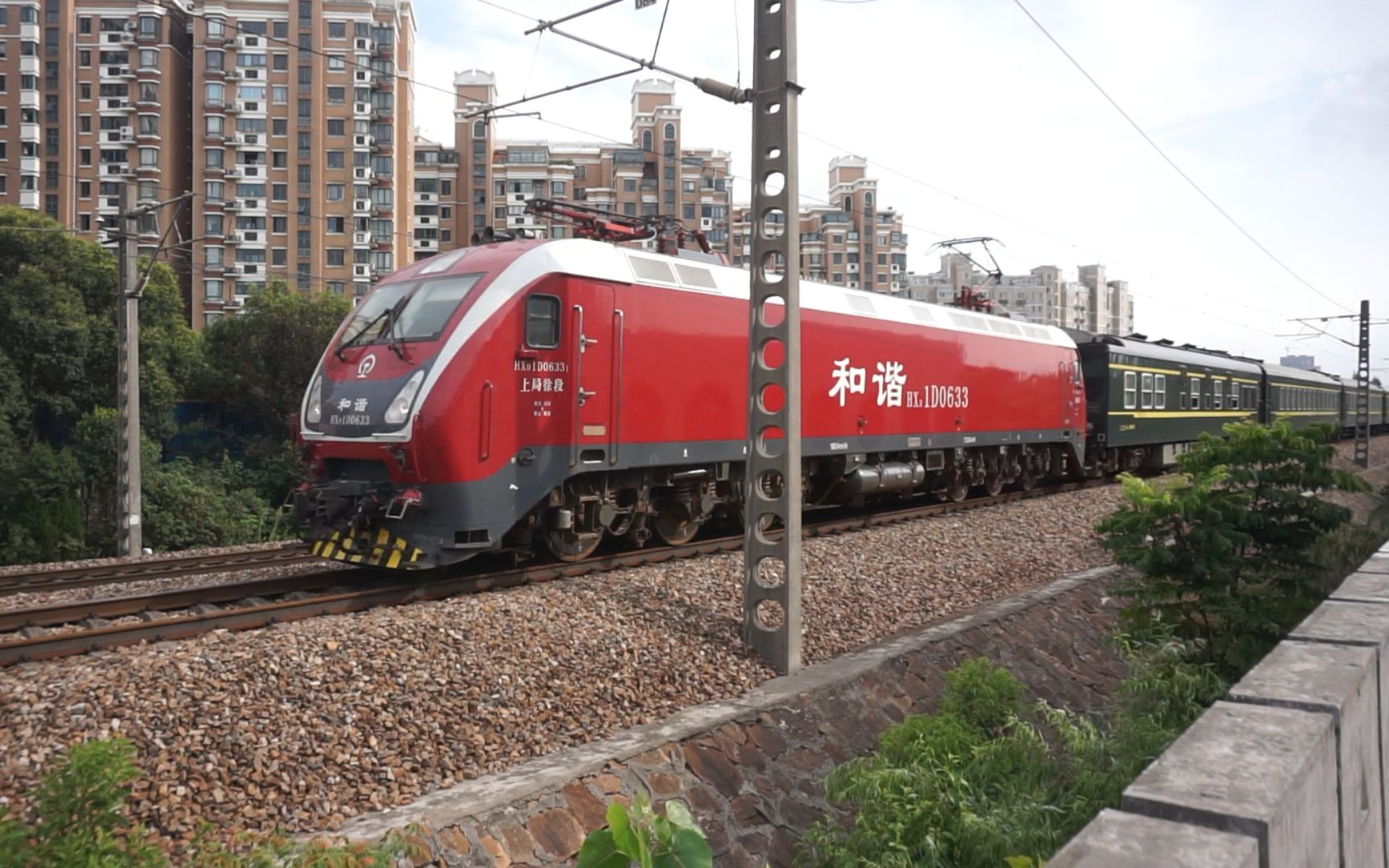 铁路2018811沪昆线莲花路地铁站k48次快速通过hxd1d0633