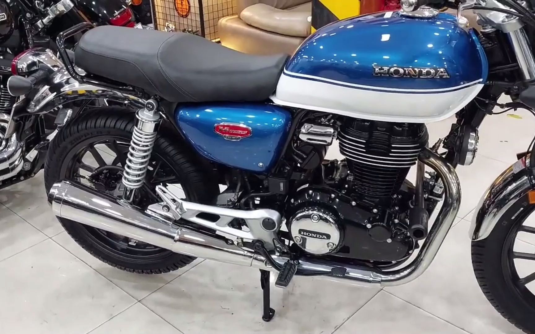 本田摩托cb350,动力强劲颜值高,配abs,油耗3.7,售价35000元