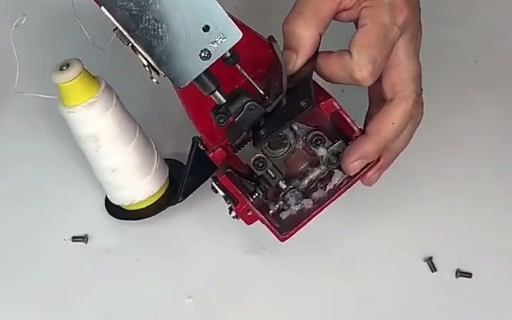 巧龙缝包机针板更换_哔哩哔哩_bilibili