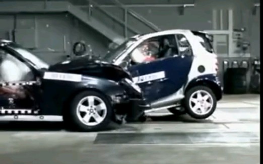 奔驰安全总部 2005 奔驰E级对撞初代奔驰Smart Fortwo(40%偏置碰撞测试)哔哩哔哩bilibili