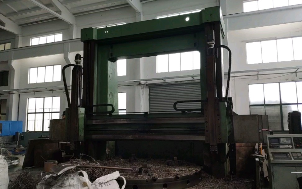 这个大立车,是埋了半截在地下嘛