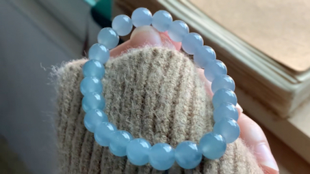 这是一条特色的天空蓝翡翠珠子手串!