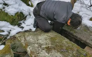 小院的水源有点堵住了，院子哥做一个小玩意去处理下，下山的时候顺带扛一节柴火