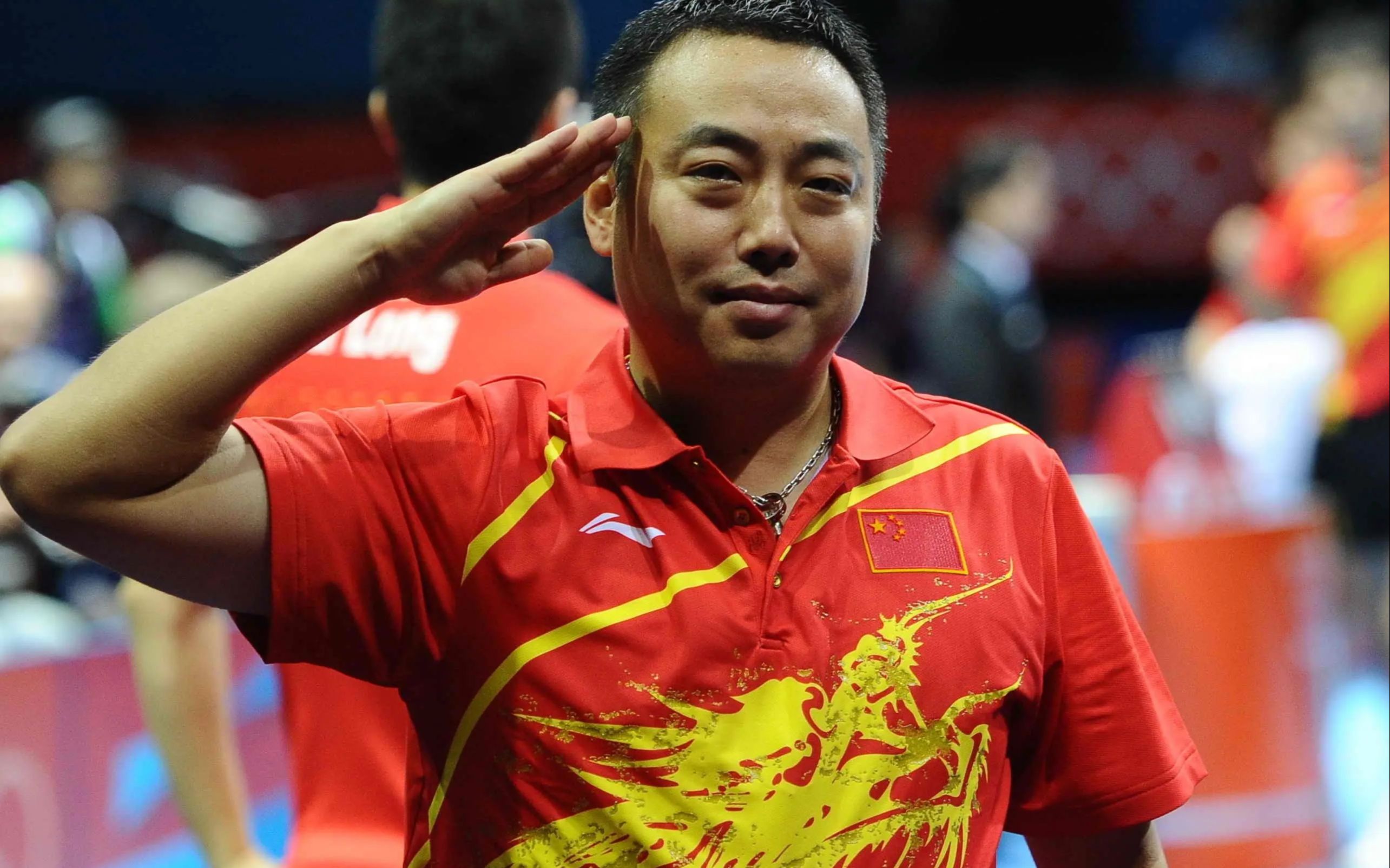 当伊藤美诚只拿到第三领奖台面无表情,刘国梁来颁奖跟其握手马上喜笑