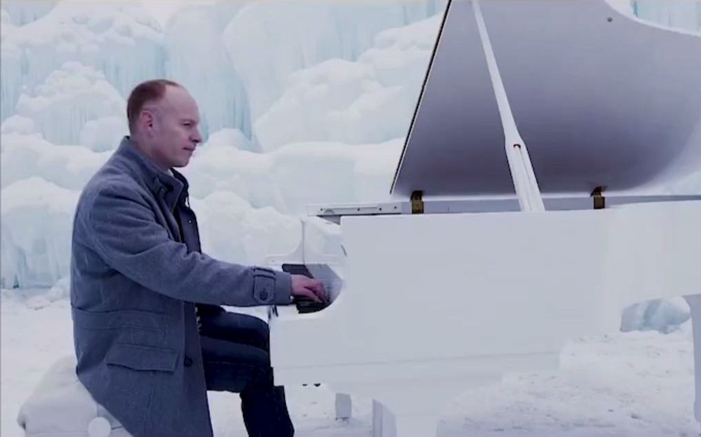 [图]钢琴弹奏班得瑞的名曲《初雪》，你要坚强呀 Play Bandari's song "The First Snowflakes" on the piano