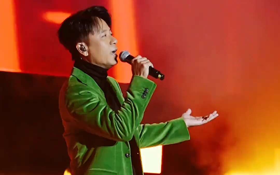 20231209李克勤成都演唱会演唱经典快歌《红日》,顿时令人精神振奋!