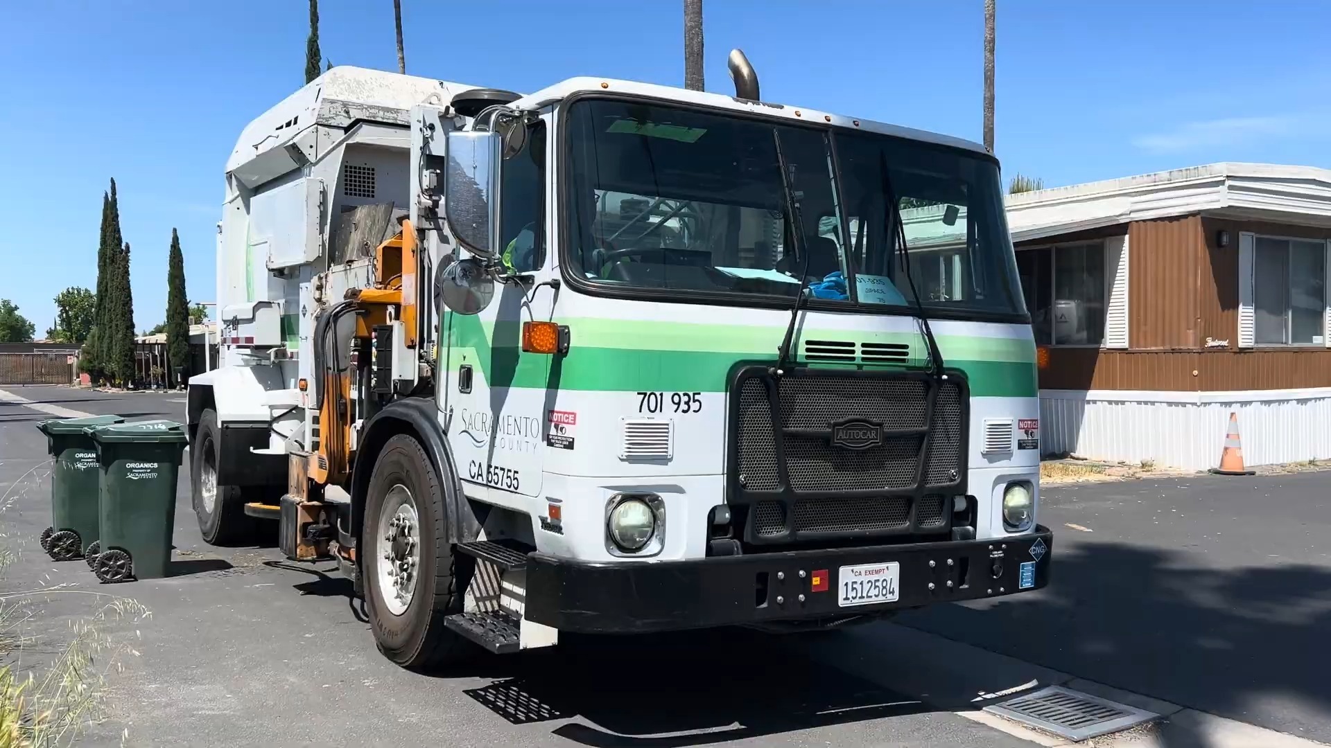 澳洲侧装压缩式垃圾车烈日下工作