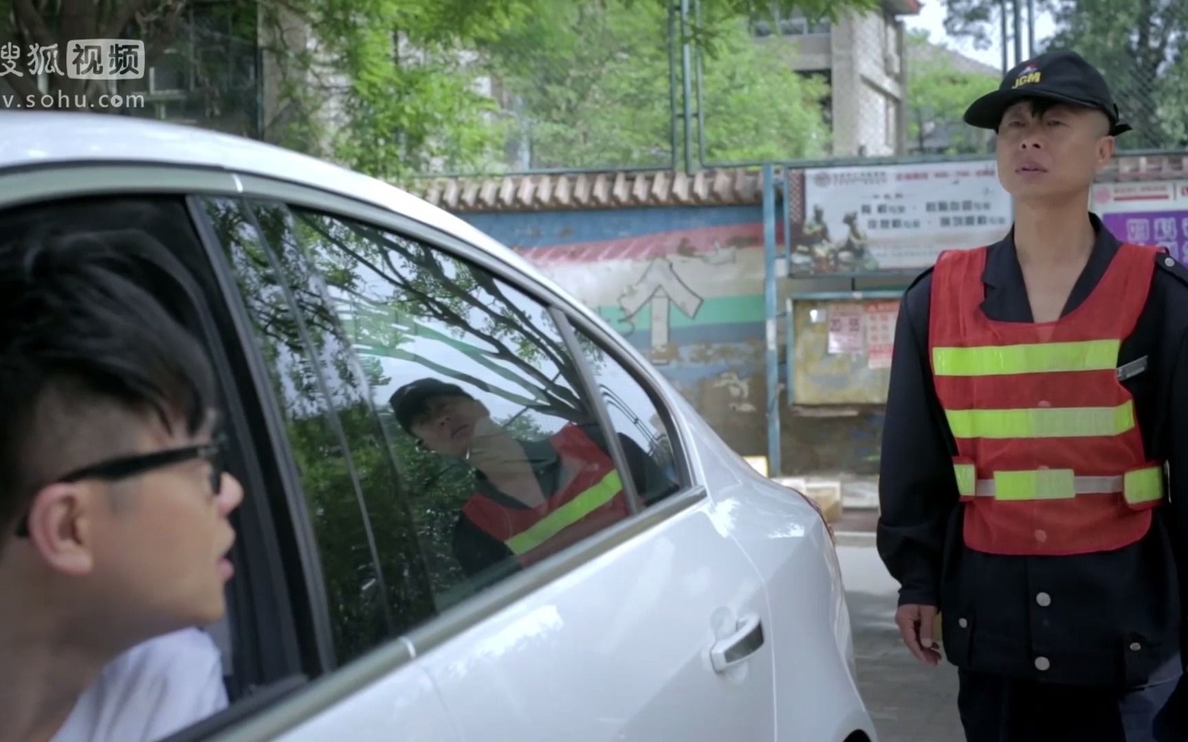 【屌丝男士】大鹏停车途中被叫停,轧到人保安还补一脚油门