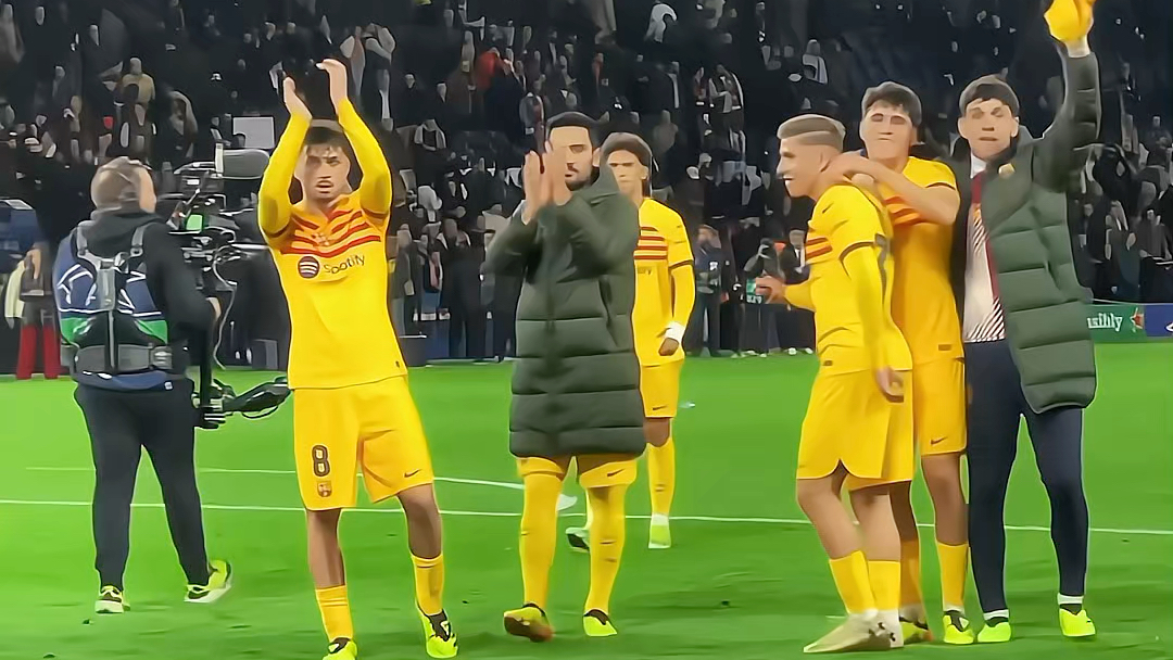 巴萨获胜后队员答谢王子公园的巴萨球迷