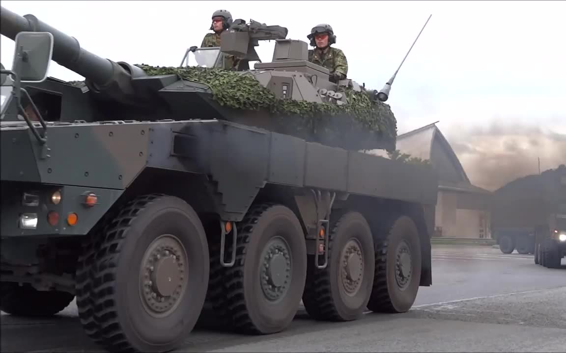 16式轮式步战车在东名高速上行驶(任属于陆上自卫队第15快速机动团)