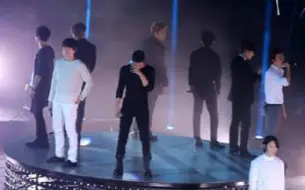 Download Video: 【Super Junior】舞台事故：金希澈的一枝独秀！成员们笑得都憋不住了！噗哈哈哈！