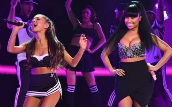 [图]【高清现场】A妹Ariana Grande于2015年NBA的现场演唱！（ft.麻辣鸡Nicki Minaj）