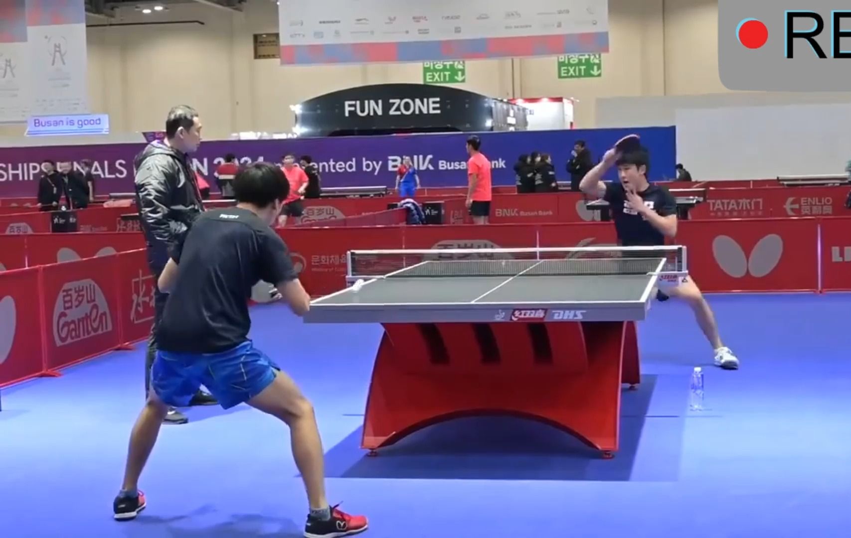 日本男乒到达釜山后进行训练