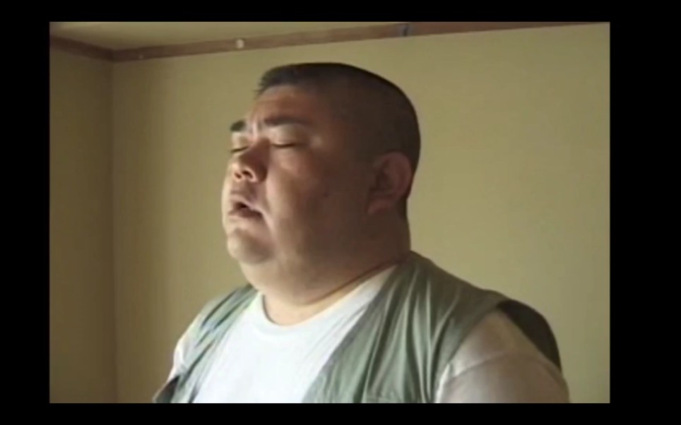 工作时累得睡着的社畜胖熊