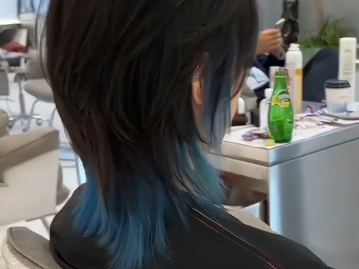 酷酷的挂耳染少年感发型,酷酷的发型挂耳染狼尾鲻鱼头,女生一定要尝试