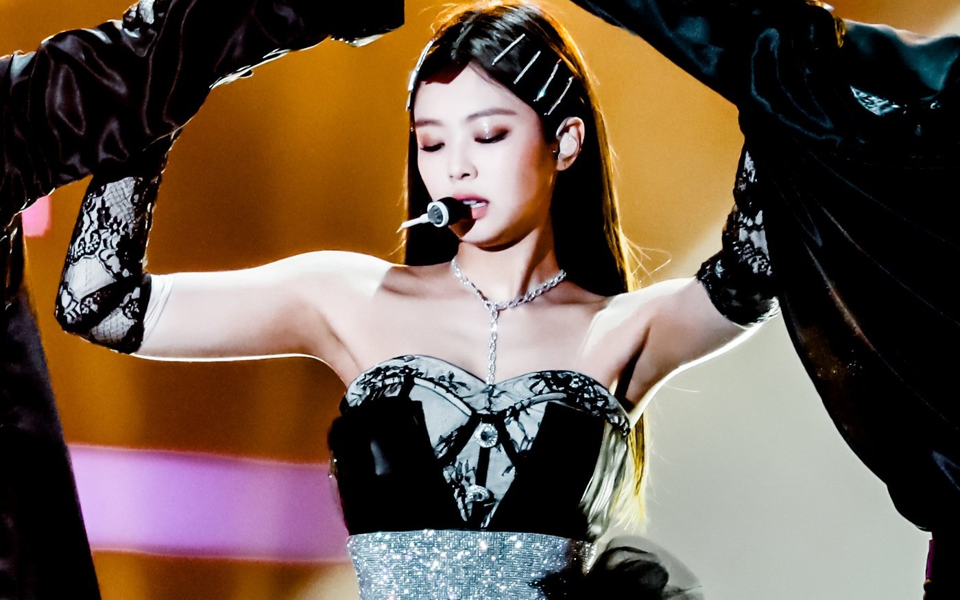 jennie歌谣大赏solo舞台开头这个手指的动作好有韵味啊我要被她迷住了