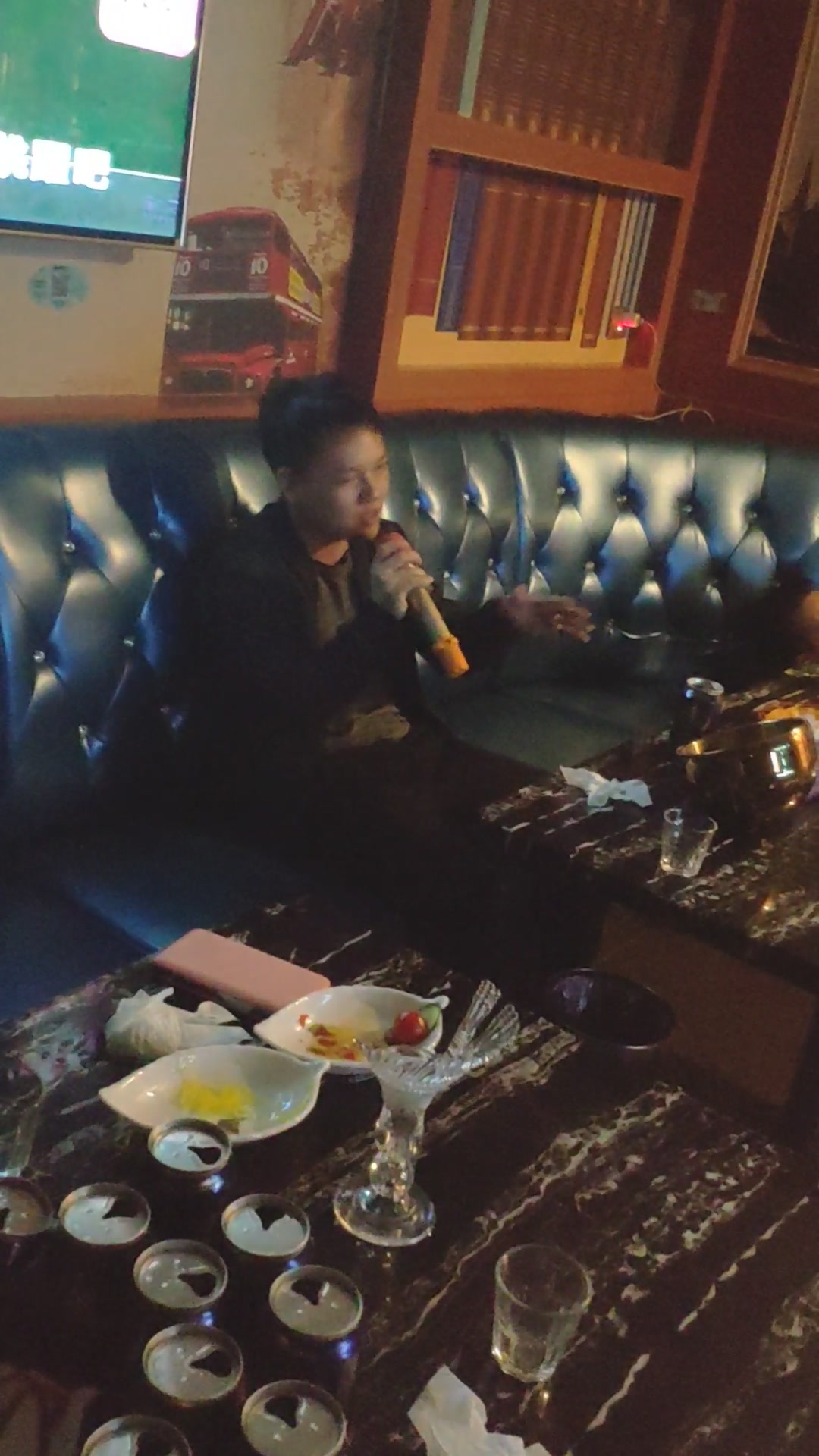 帅气小伙让人头皮发麻的ktv现场rop