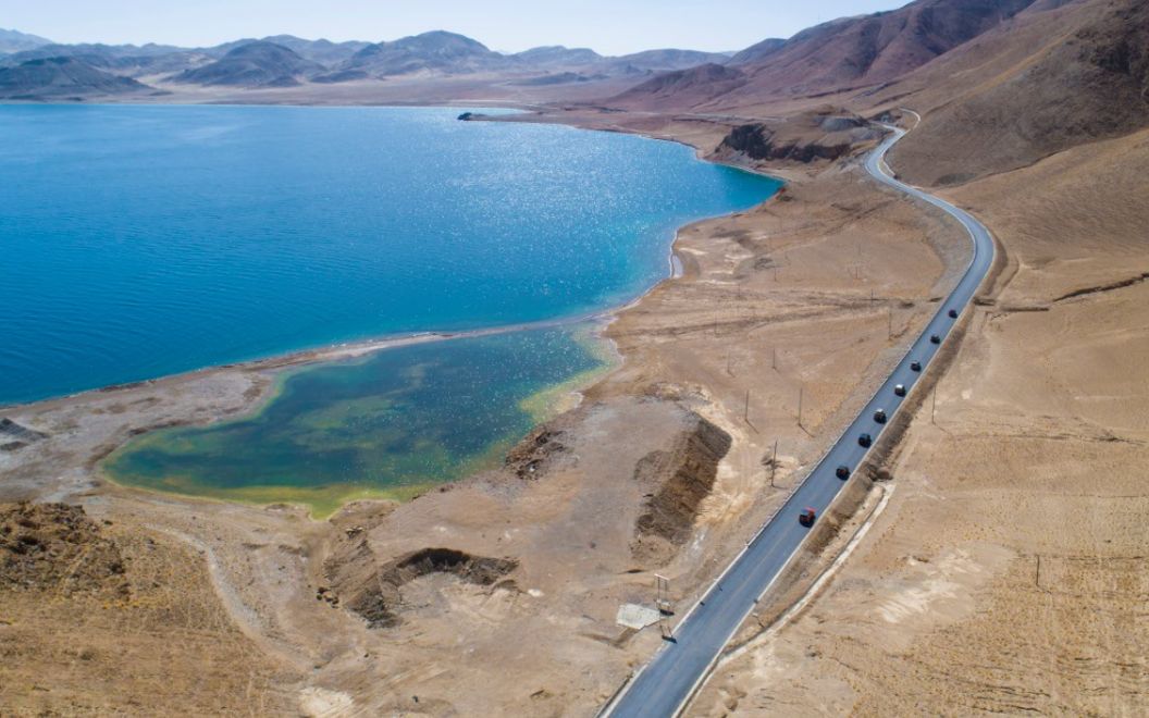 外軍強闖過的班公湖,一半鹹水一半淡水,自駕偶遇我軍直升機巡邏