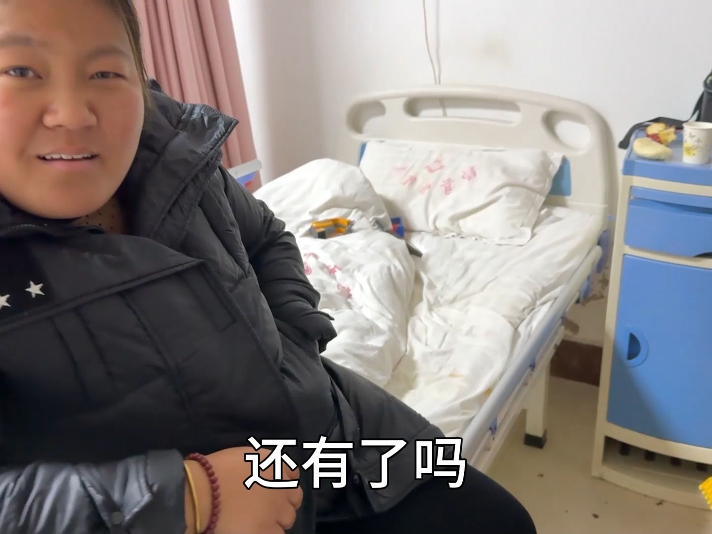 后天发小结婚小光去随礼,小光问可可要钱,妈妈抢着给小光拿钱