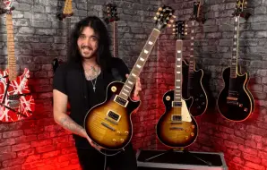 Télécharger la video: 签名款与普通款的区别在哪：Gibson Slash  vs 50's Standard - What's The Difference？！