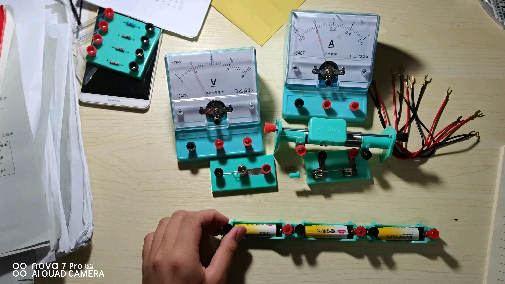 物理实验探究电流与电压的关系伏安法测电阻我也不知道算哪个