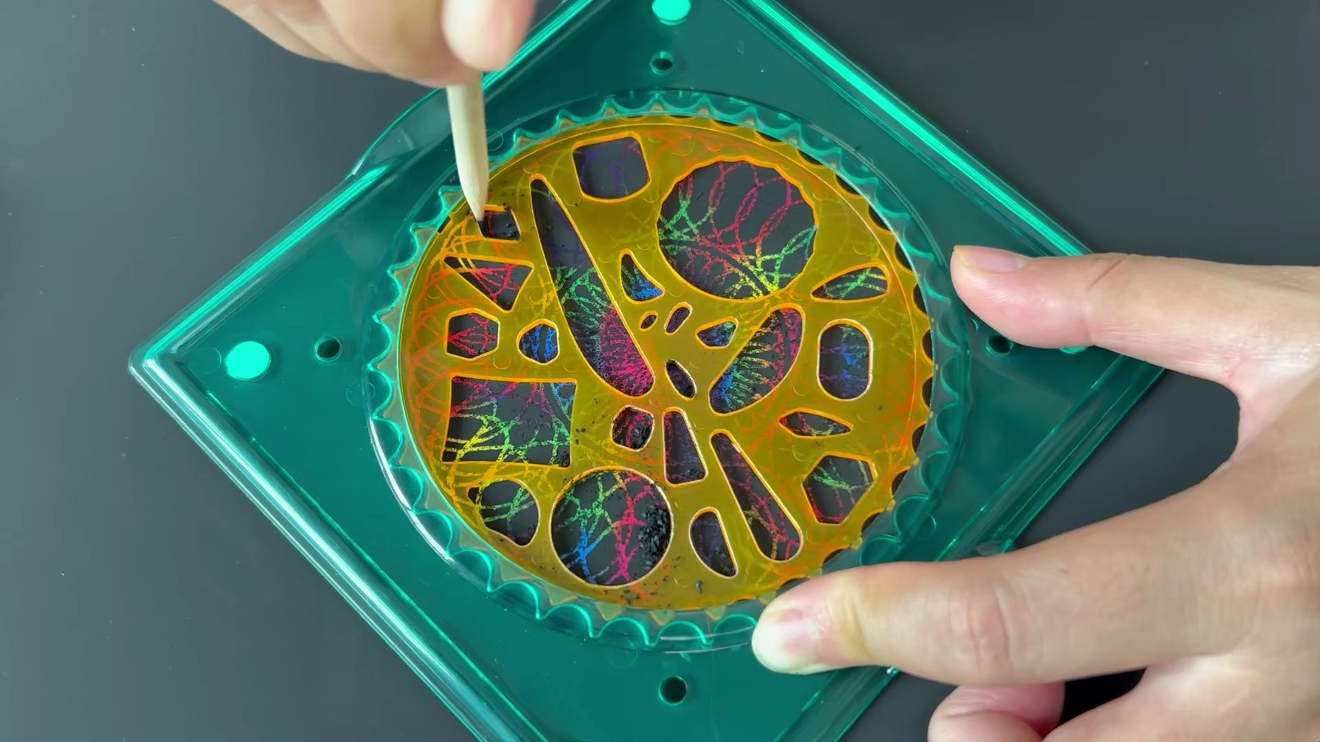 用刮画纸画圈圈,还挺解压的,不信你试试.