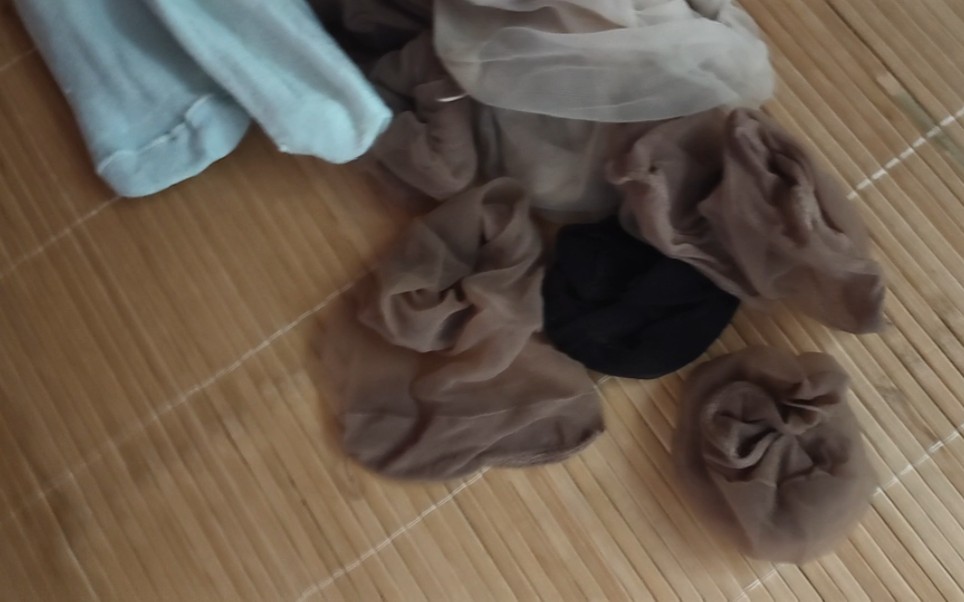 做文员的美女姐姐退租了,来检查房间,袜子牙刷,密码箱都不要了