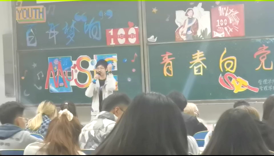 [图]文艺青年十佳歌手决赛演唱歌曲杨千嬅《寒舍》