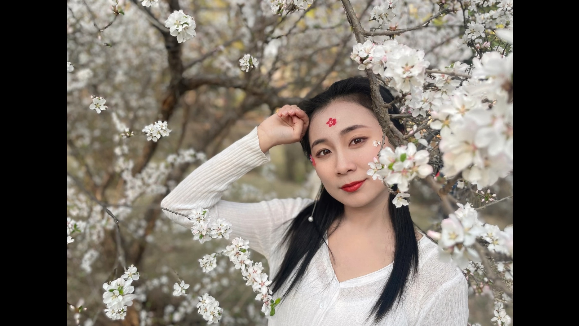 吉大杏花节 折枝花满衣