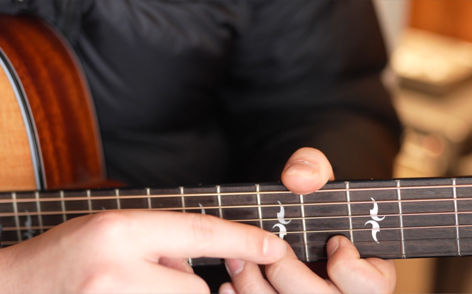 今天给大家分享一个容易的吉他技巧:左手击弦